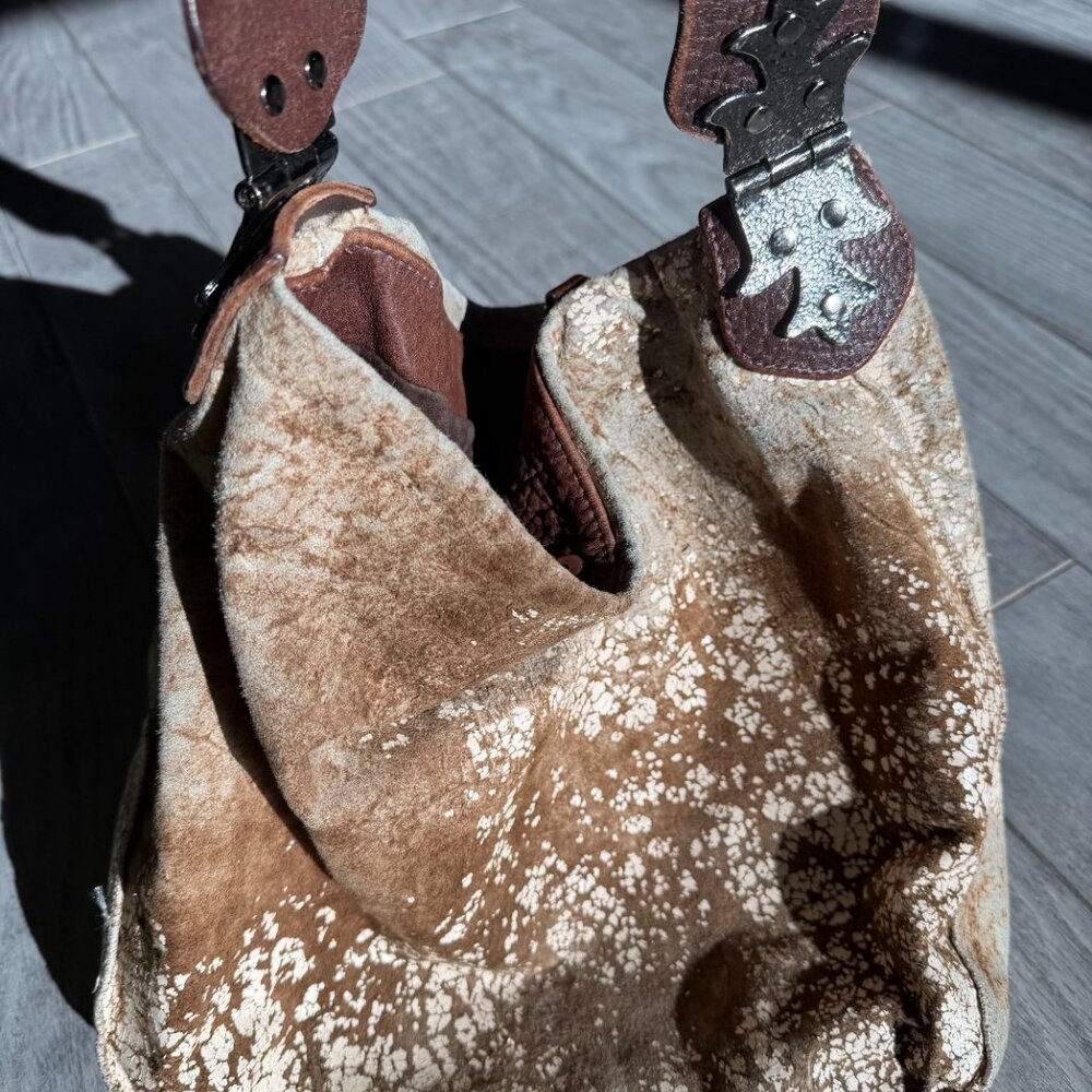 👉 Tylie Malibu Distressed Leather Bucket Bag - Picture 2 of 4